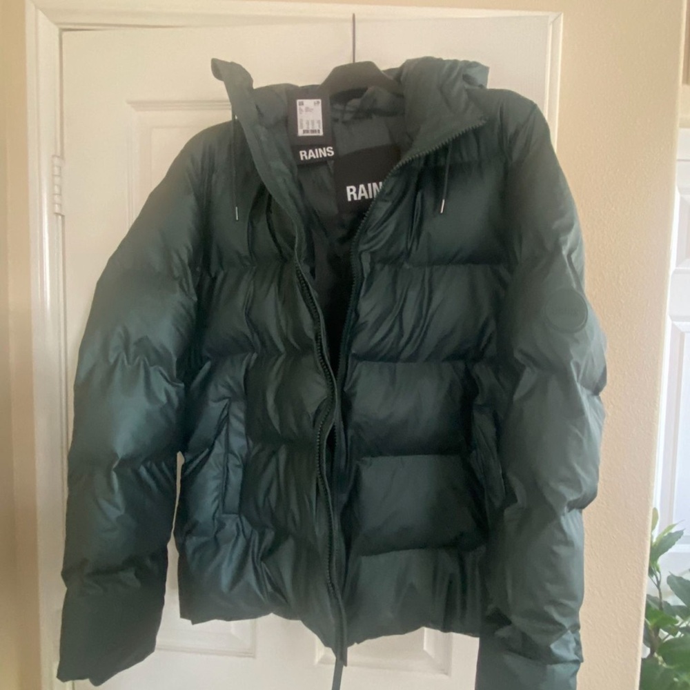 Rains Green Puffer Jacket with Hood and Matte Finish